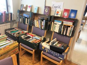 Efterårsferiens Bogsalg: Livligt bogsalg i Mødestedet